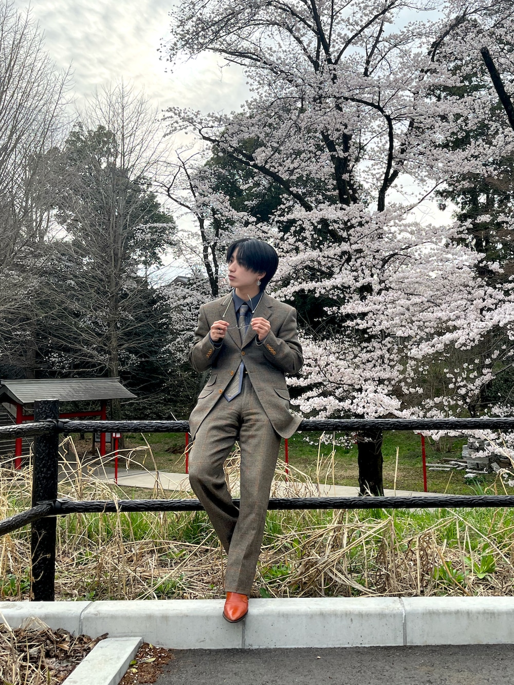 オレンジ系のブーツ、ブルー系のシャツ/ブラウス、ブラウン系のスーツセットを着用したメンズの春コーディネートの2枚目の写真