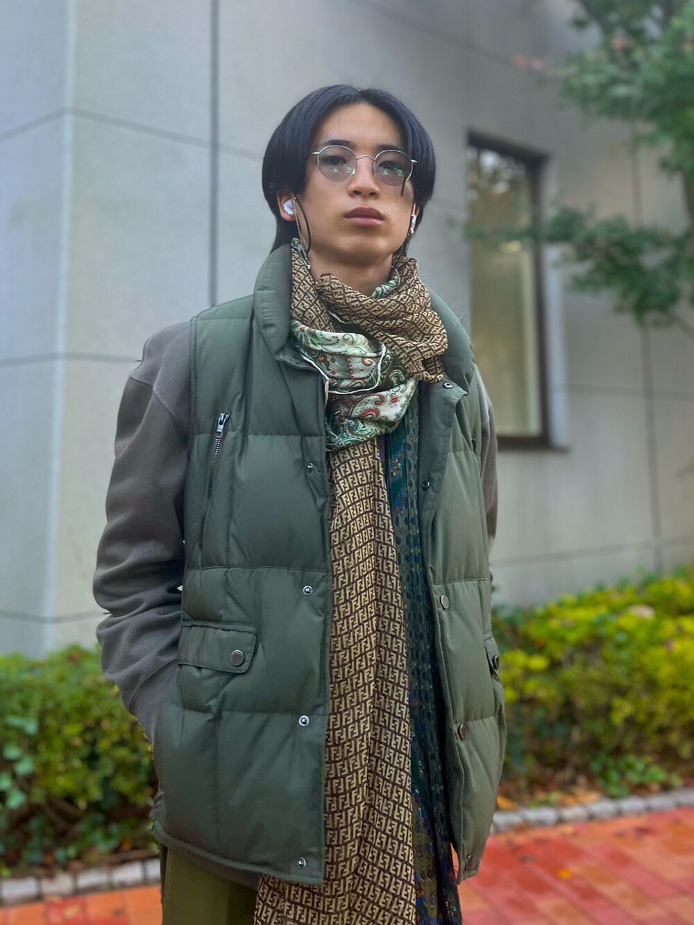 グリーン系のスニーカー、グリーン系のダウンベスト、グリーン系のカーゴパンツを着用したメンズの冬コーディネートの4枚目の写真