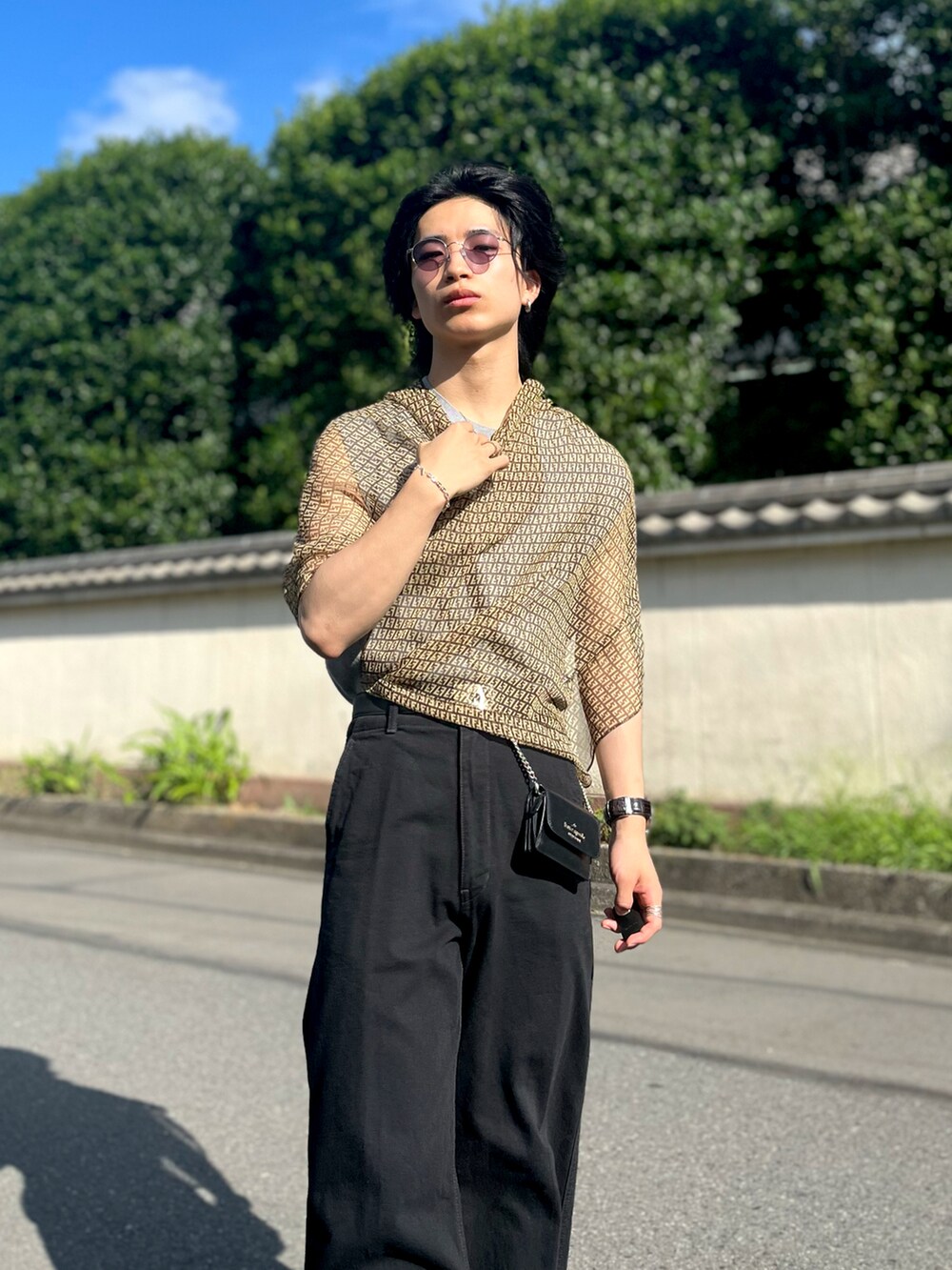 ブラック系のドレスシューズ、ブラック系のデニムパンツ、グレー系のベストを着用したメンズの夏コーディネートの2枚目の写真