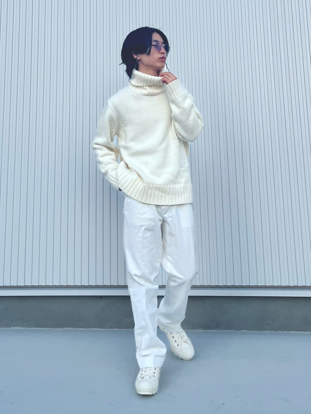 「休日コーデ、ワントーンコーデ、ホワイト、キレイめ、大人カジュアル、低身長、ニット、ストール、秋コーデ、秋服コーデ、スニーカー、タートルネック、コンバース、サングラス、マフラー」｜「AyameのAyame/MANRAY（サングラス、グレー系）」を使った、yamatoさん（メンズ・162cm）の秋コーディネートの2枚目の写真