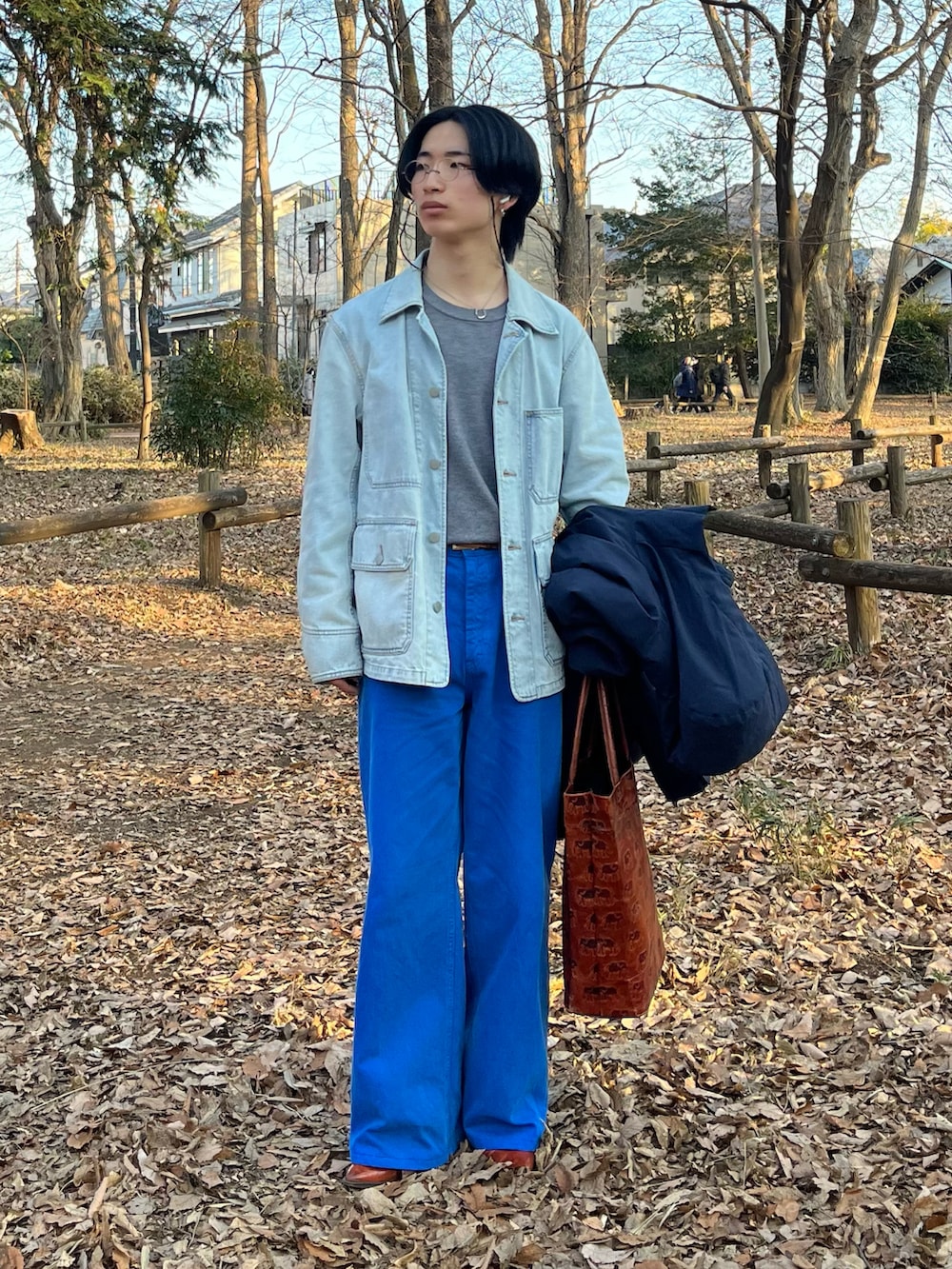 ブルー系のデニムパンツ、オレンジ系のブーツ、ブルー系のその他アウターを着用したメンズの冬コーディネートの3枚目の写真