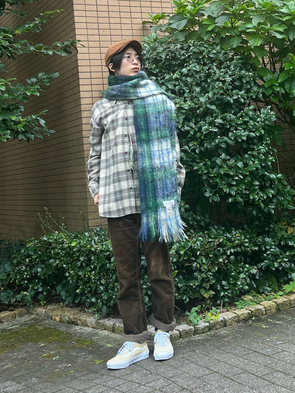 ブラウン系のその他パンツ、ベージュ系のスニーカー、その他のシャツ/ブラウスを着用したメンズの冬コーディネートの2枚目の写真