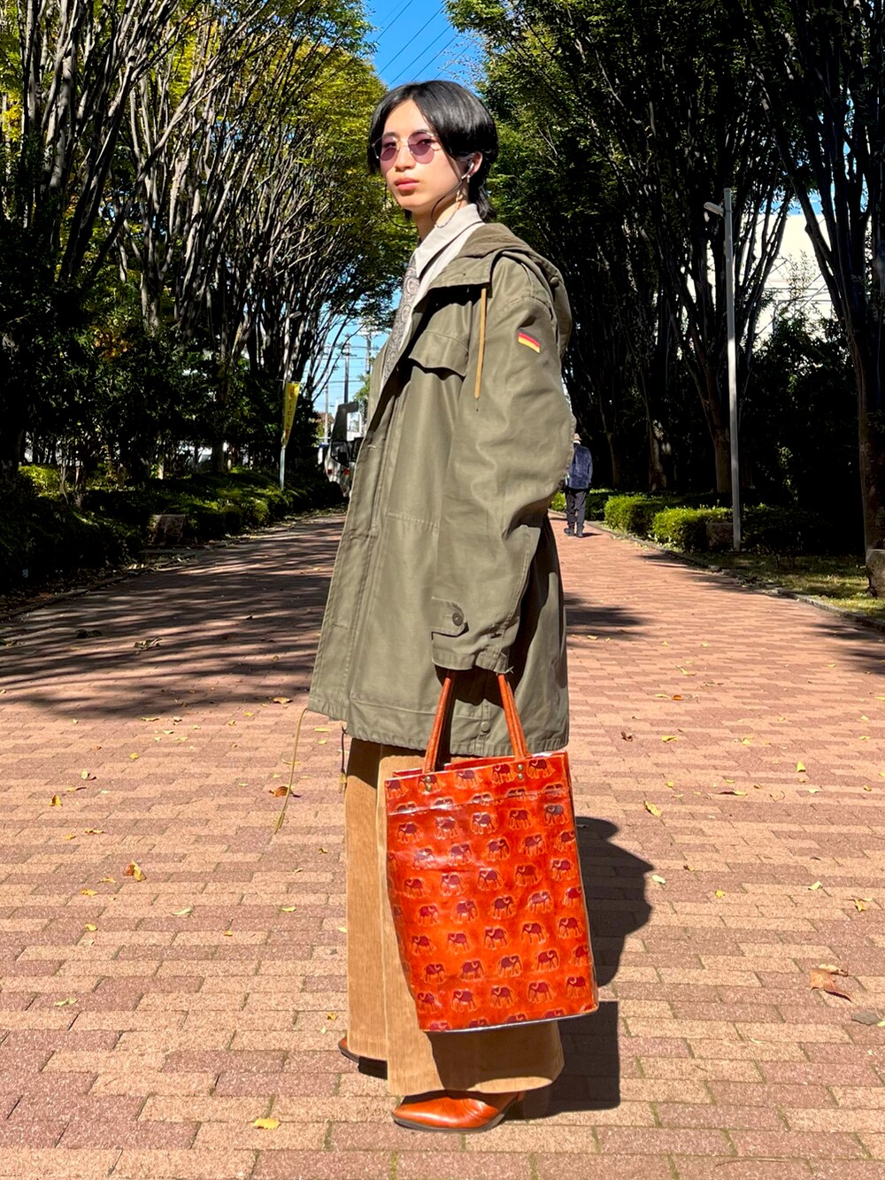 ベージュ系のシャツ/ブラウス、グリーン系のミリタリージャケット、ブラウン系のその他パンツを着用したメンズの秋コーディネートの2枚目の写真