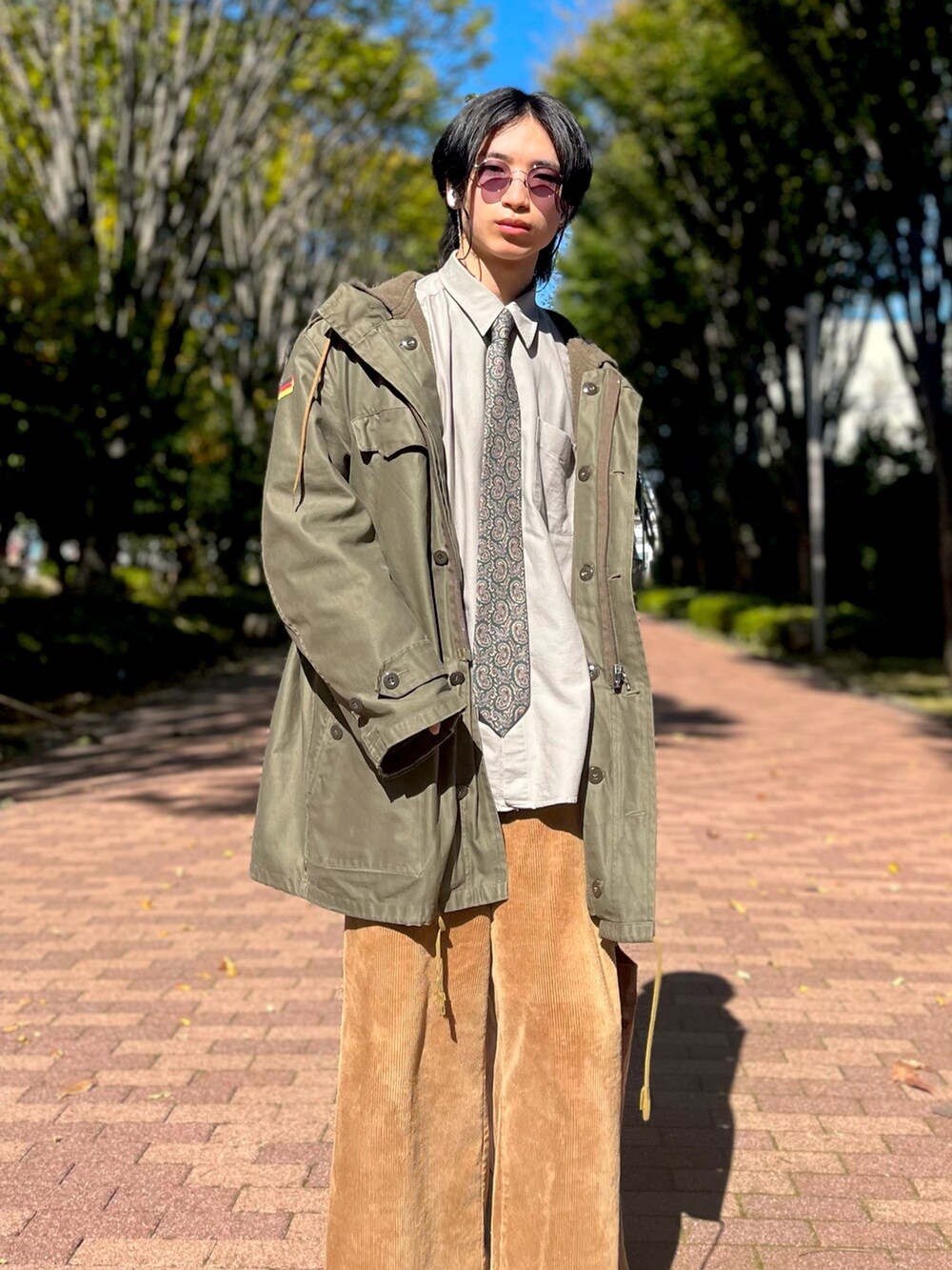 ベージュ系のシャツ/ブラウス、グリーン系のミリタリージャケット、ブラウン系のその他パンツを着用したメンズの秋コーディネートの3枚目の写真