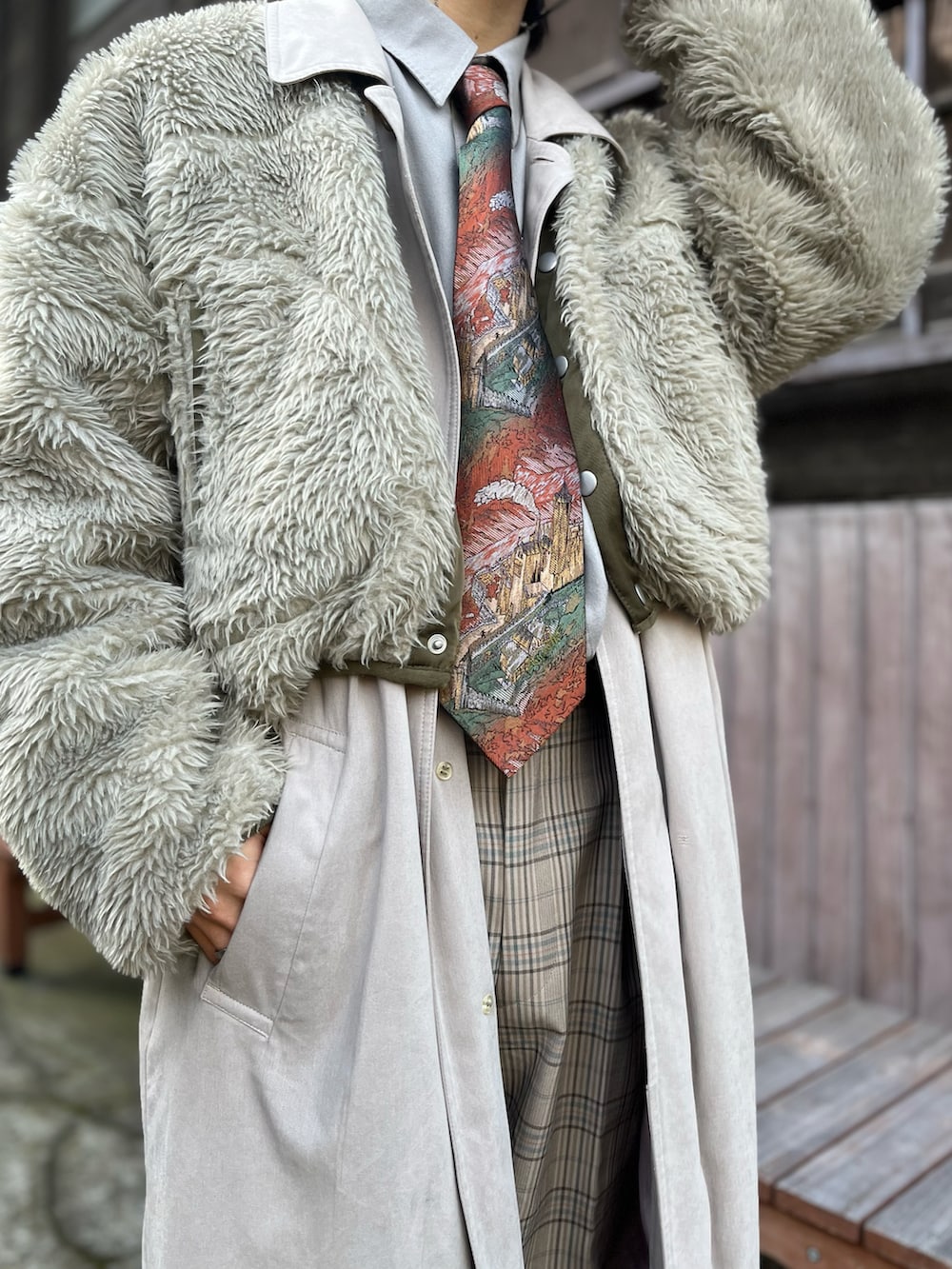 グリーン系のバックパック/リュック、ベージュ系のブーツを着用したメンズの冬コーディネートの4枚目の写真