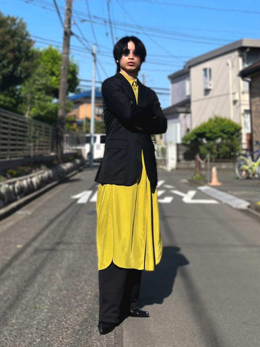 イエロー系のシャツワンピース、ブラック系のスウェットパンツ、ブラック系のブーツを着用したメンズの春コーディネートの3枚目の写真