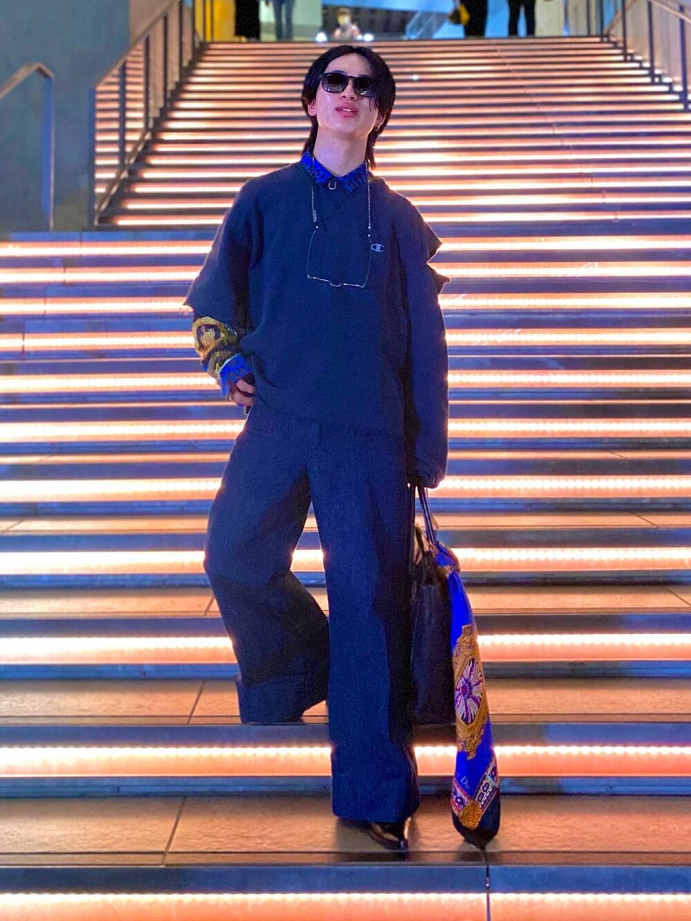 ブルー系のスウェット、ブルー系のシャツ/ブラウス、ブルー系のデニムパンツを着用したメンズの冬コーディネートの2枚目の写真