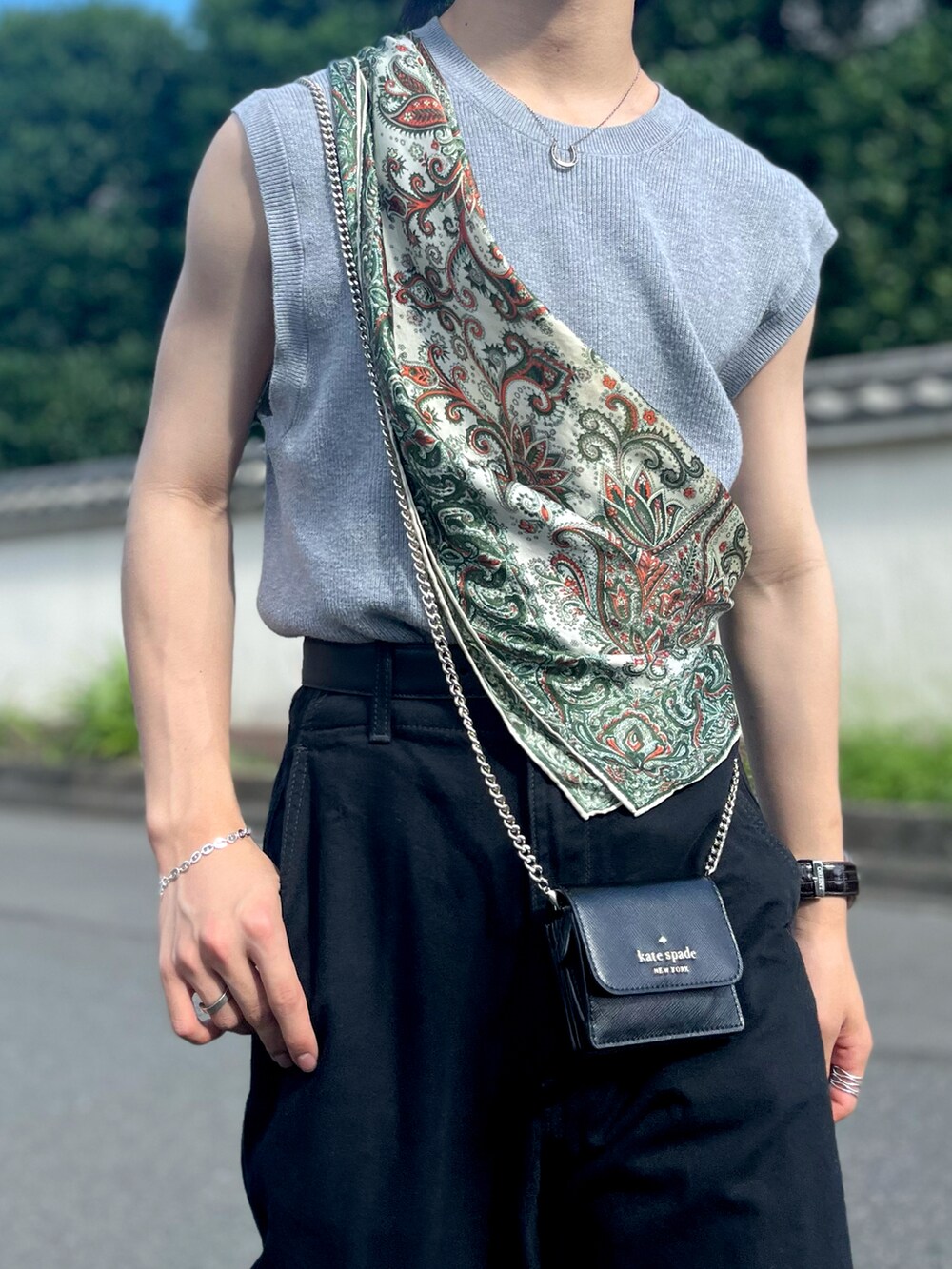 ブラック系のドレスシューズ、ブラック系のデニムパンツ、グレー系のベストを着用したメンズの夏コーディネートの3枚目の写真