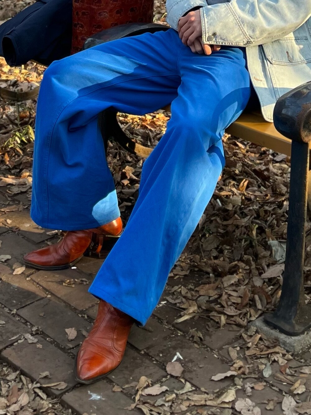 ブルー系のデニムパンツ、オレンジ系のブーツ、ブルー系のその他アウターを着用したメンズの冬コーディネートの4枚目の写真