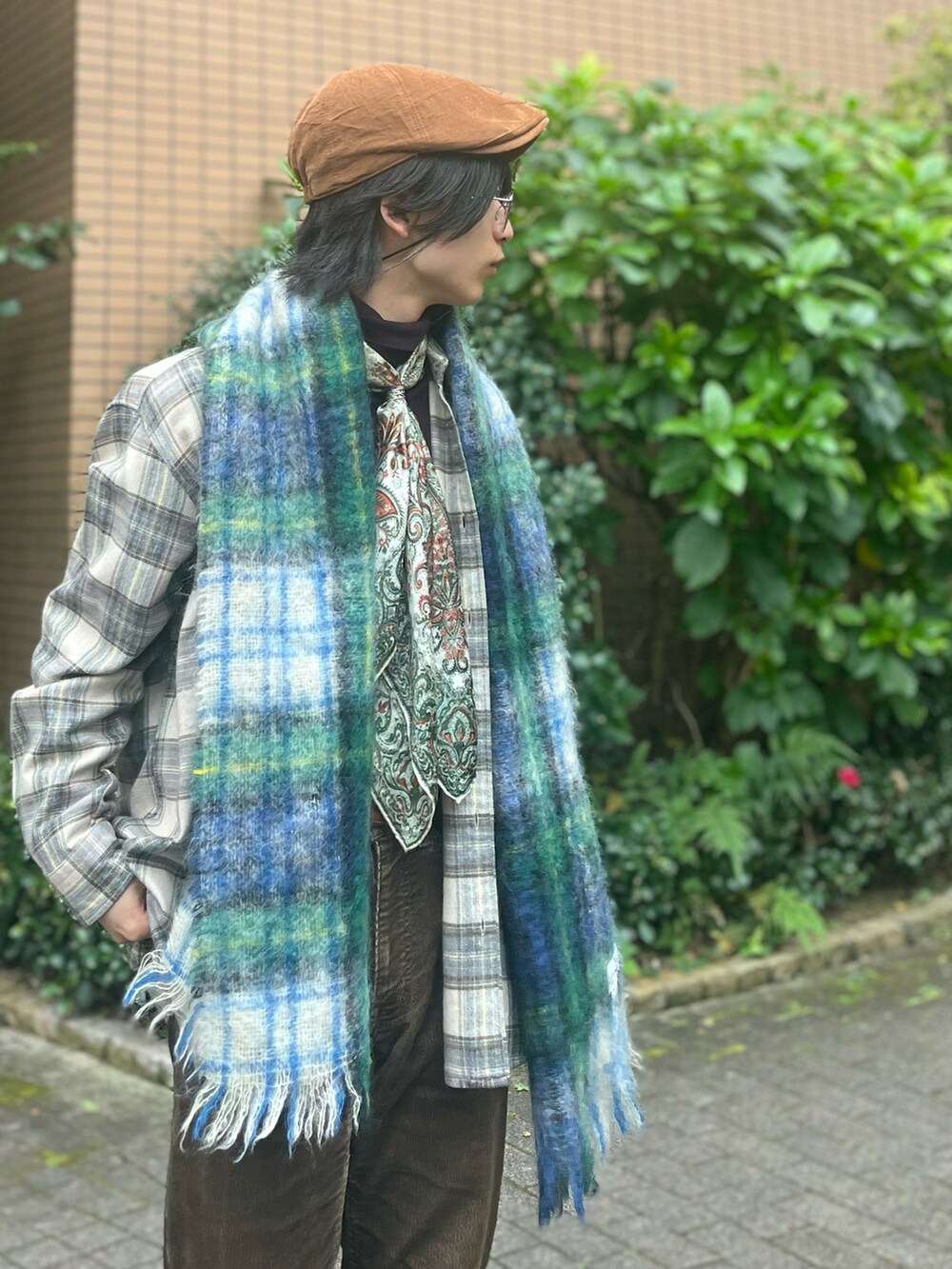 ブラウン系のその他パンツ、ベージュ系のスニーカー、その他のシャツ/ブラウスを着用したメンズの冬コーディネートの4枚目の写真