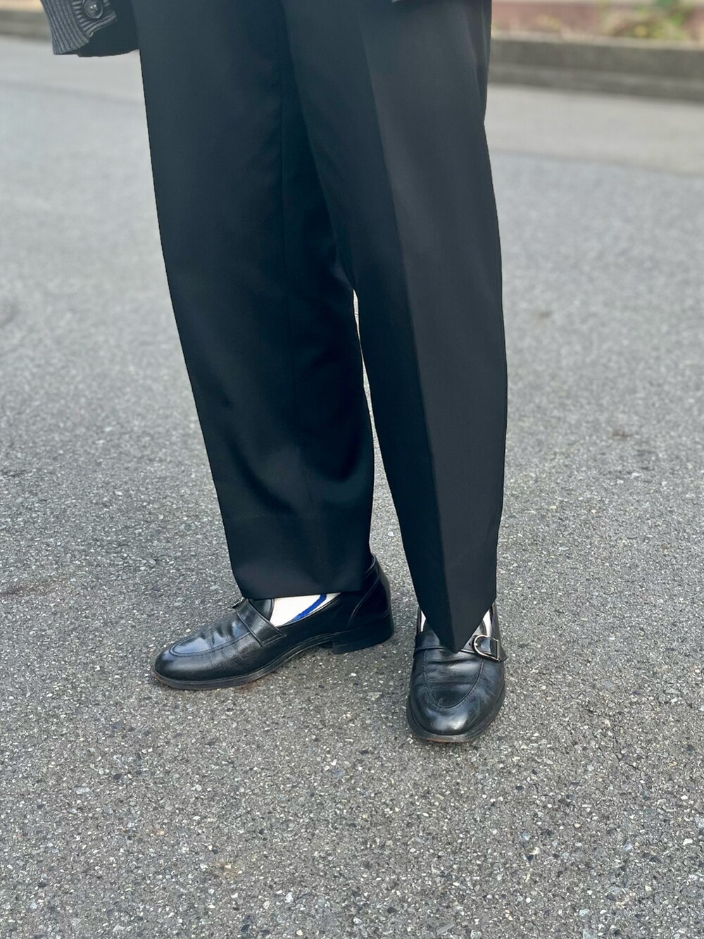 グレー系のカーディガン/ボレロ、ブラック系のスラックス、ブラック系のローファーを着用したメンズの秋コーディネートの4枚目の写真