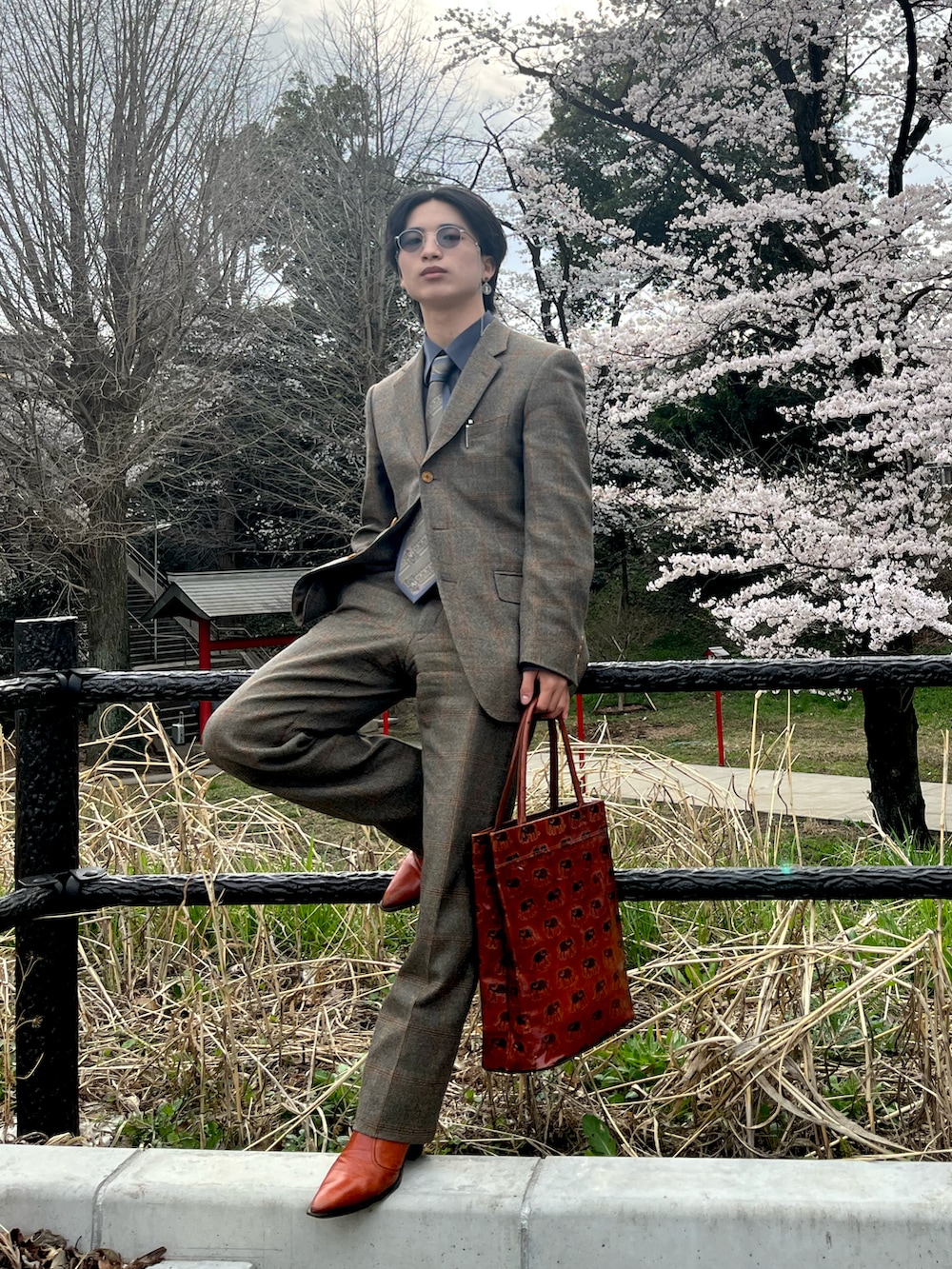 オレンジ系のブーツ、ブルー系のシャツ/ブラウス、ブラウン系のスーツセットを着用したメンズの春コーディネートの4枚目の写真