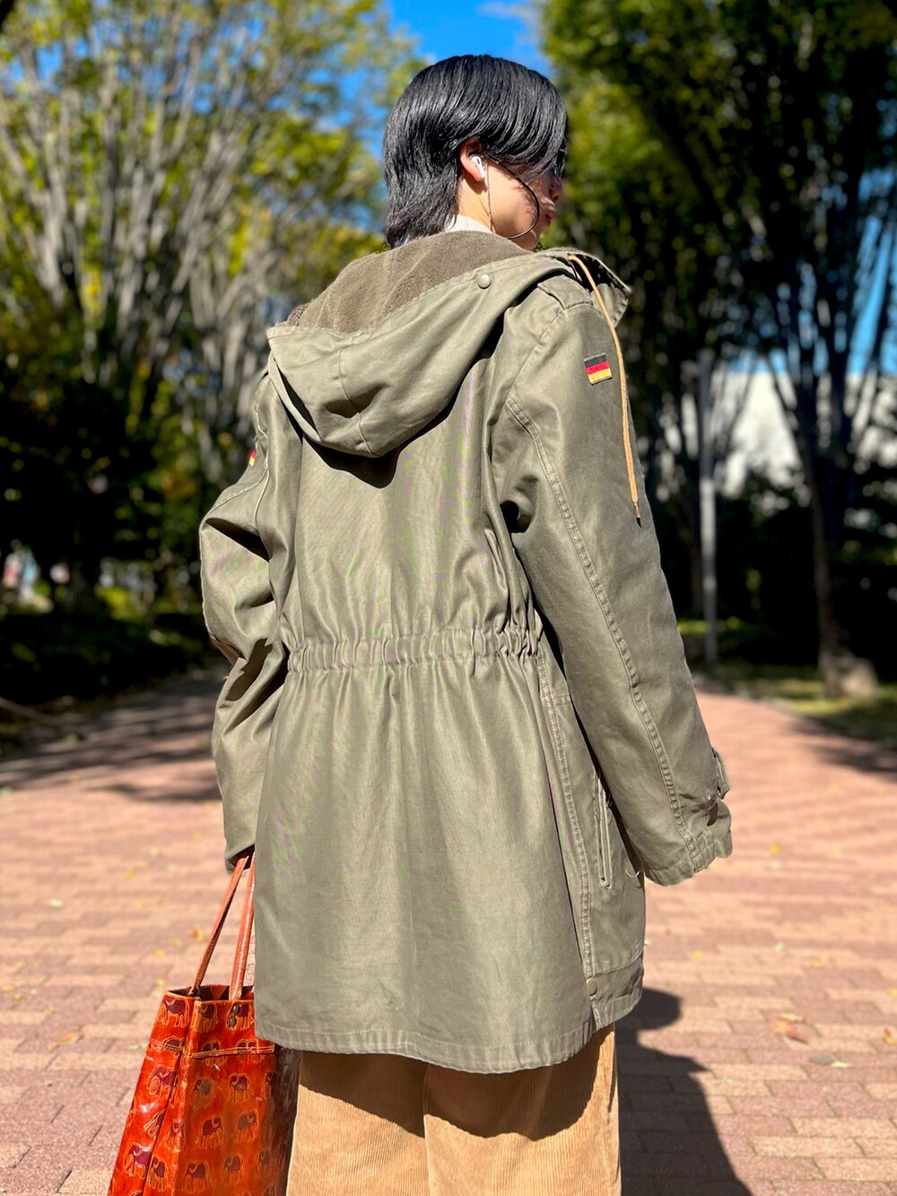 ベージュ系のシャツ/ブラウス、グリーン系のミリタリージャケット、ブラウン系のその他パンツを着用したメンズの秋コーディネートの4枚目の写真