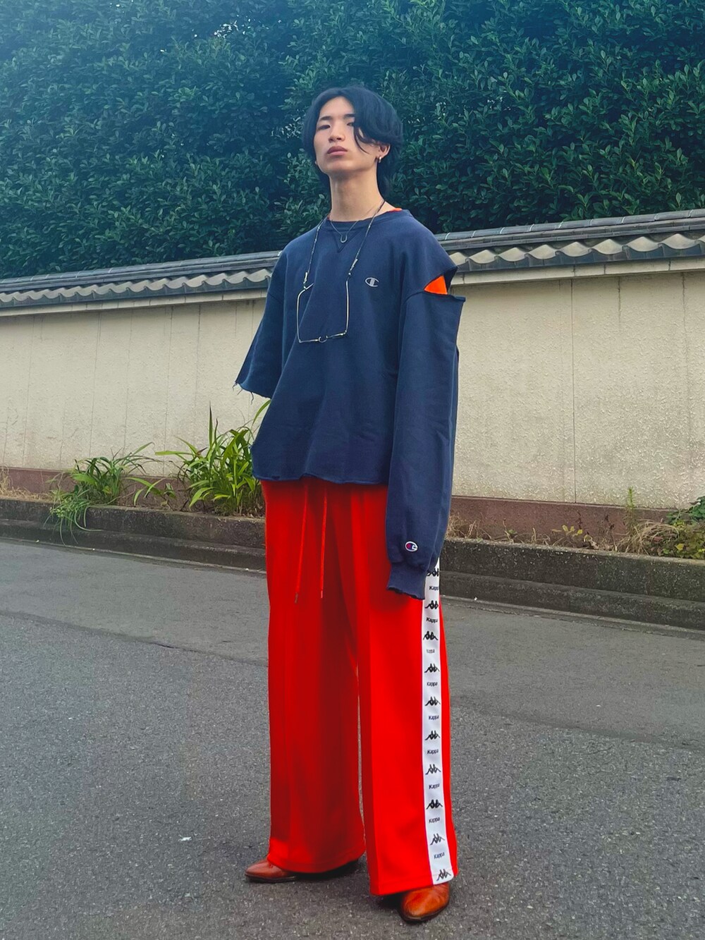 オレンジ系のTシャツ/カットソー、オレンジ系のその他パンツ、ブルー系のスウェットを着用したメンズの秋コーディネートの2枚目の写真