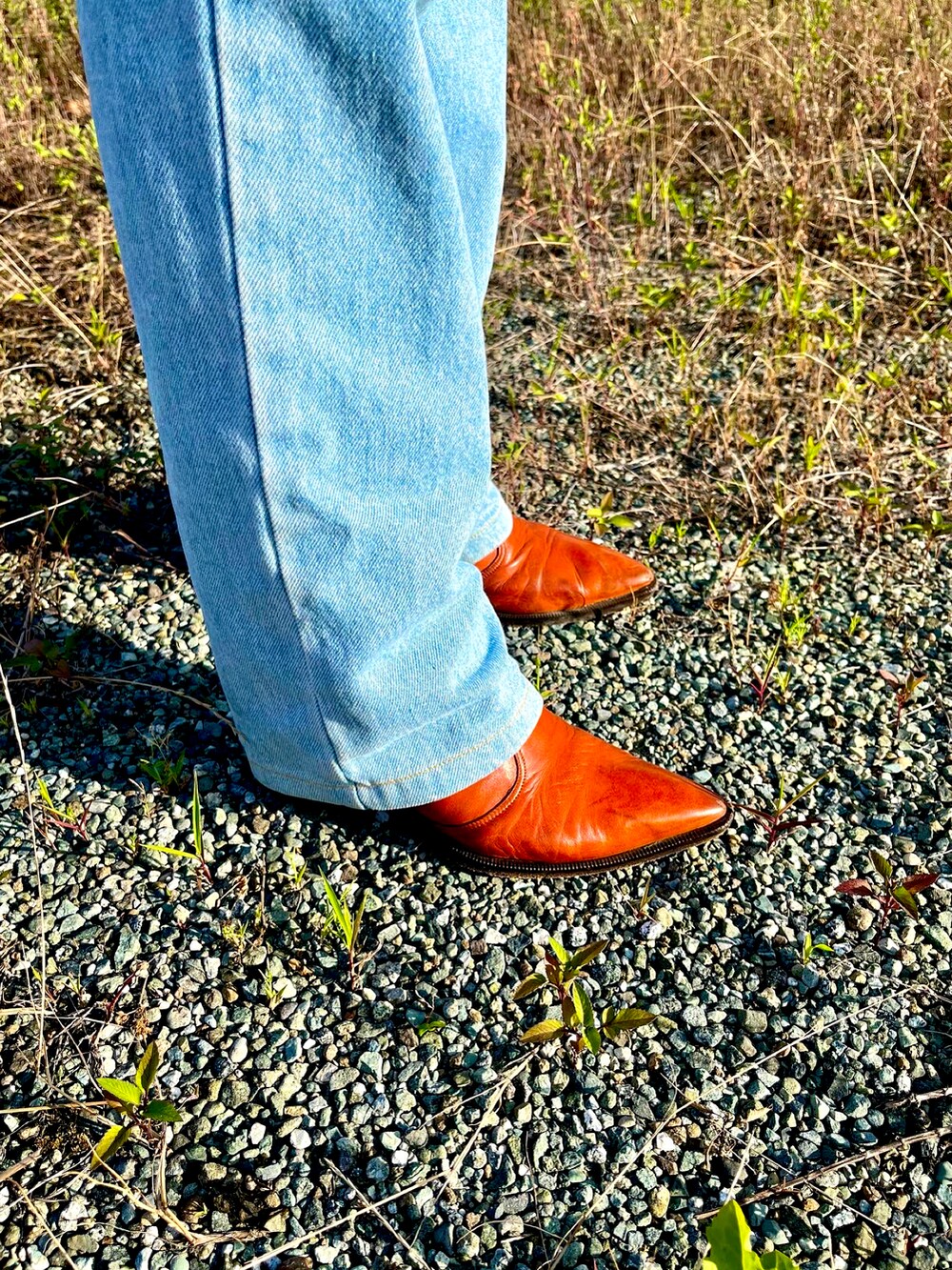 ブルー系のシャツ/ブラウス、ブルー系のデニムパンツ、オレンジ系のブーツを着用したメンズの夏コーディネートの5枚目の写真