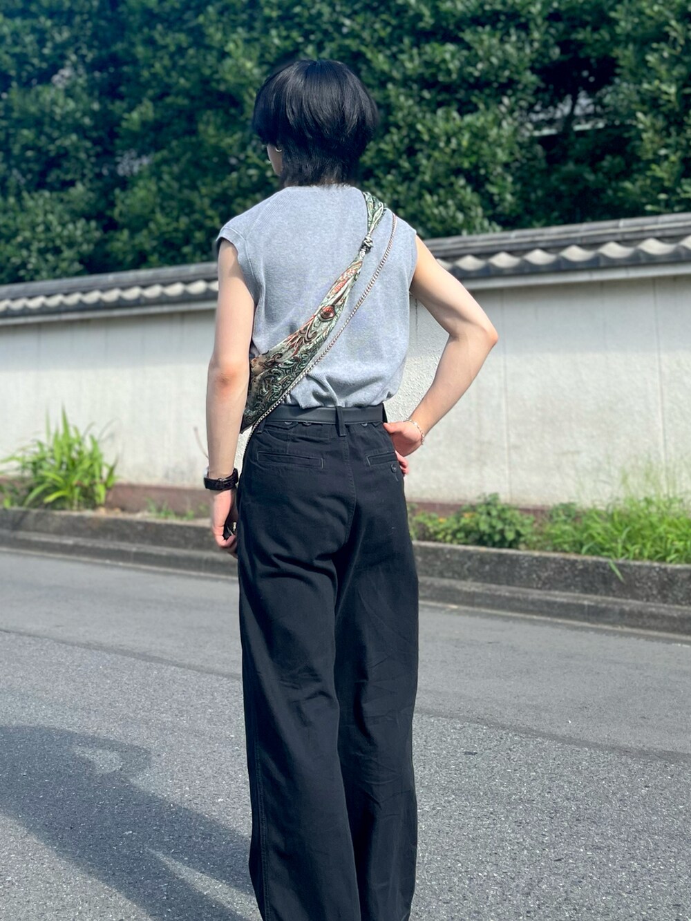 ブラック系のドレスシューズ、ブラック系のデニムパンツ、グレー系のベストを着用したメンズの夏コーディネートの2枚目の写真