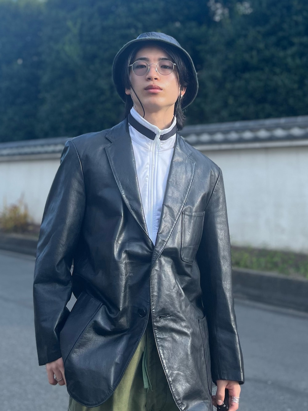 ブラック系のテーラードジャケット、ホワイト系のジャージ、グリーン系のカーゴパンツを着用したメンズの冬コーディネートの3枚目の写真