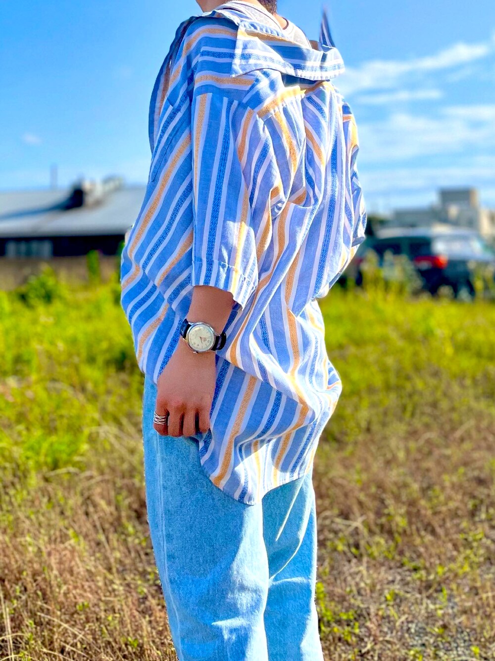 ブルー系のシャツ/ブラウス、ブルー系のデニムパンツ、オレンジ系のブーツを着用したメンズの夏コーディネートの4枚目の写真