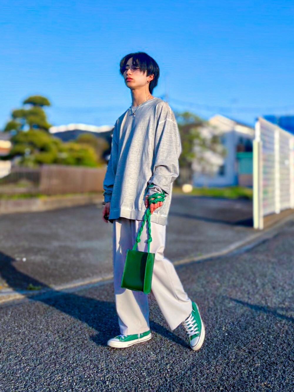 グリーン系のスニーカー、グリーン系のショルダーバッグ、グレー系のTシャツ/カットソーを着用したメンズの春コーディネートの4枚目の写真