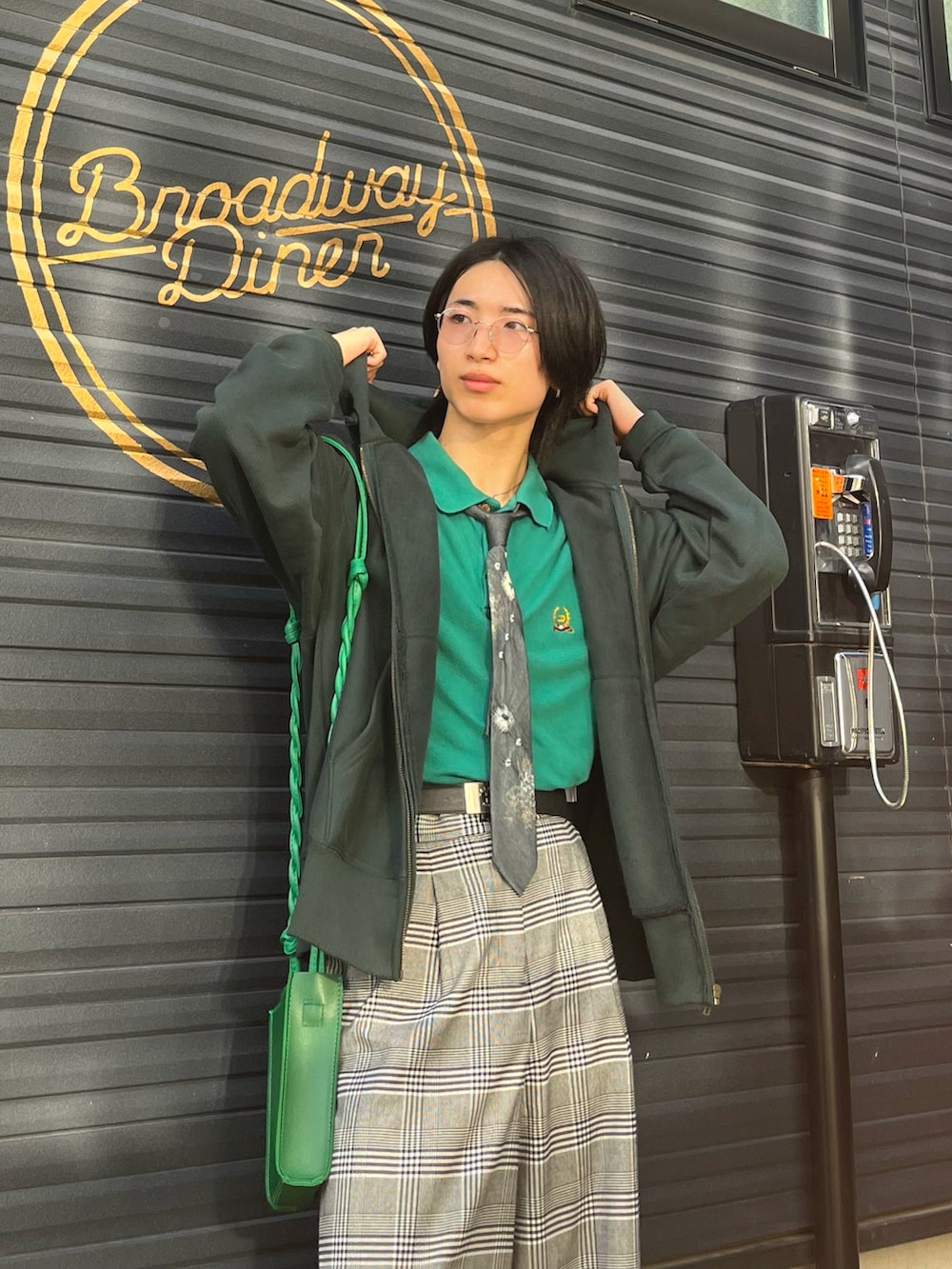 グリーン系のパーカー、その他のその他パンツ、ブラック系のサンダルを着用したメンズの秋コーディネートの2枚目の写真