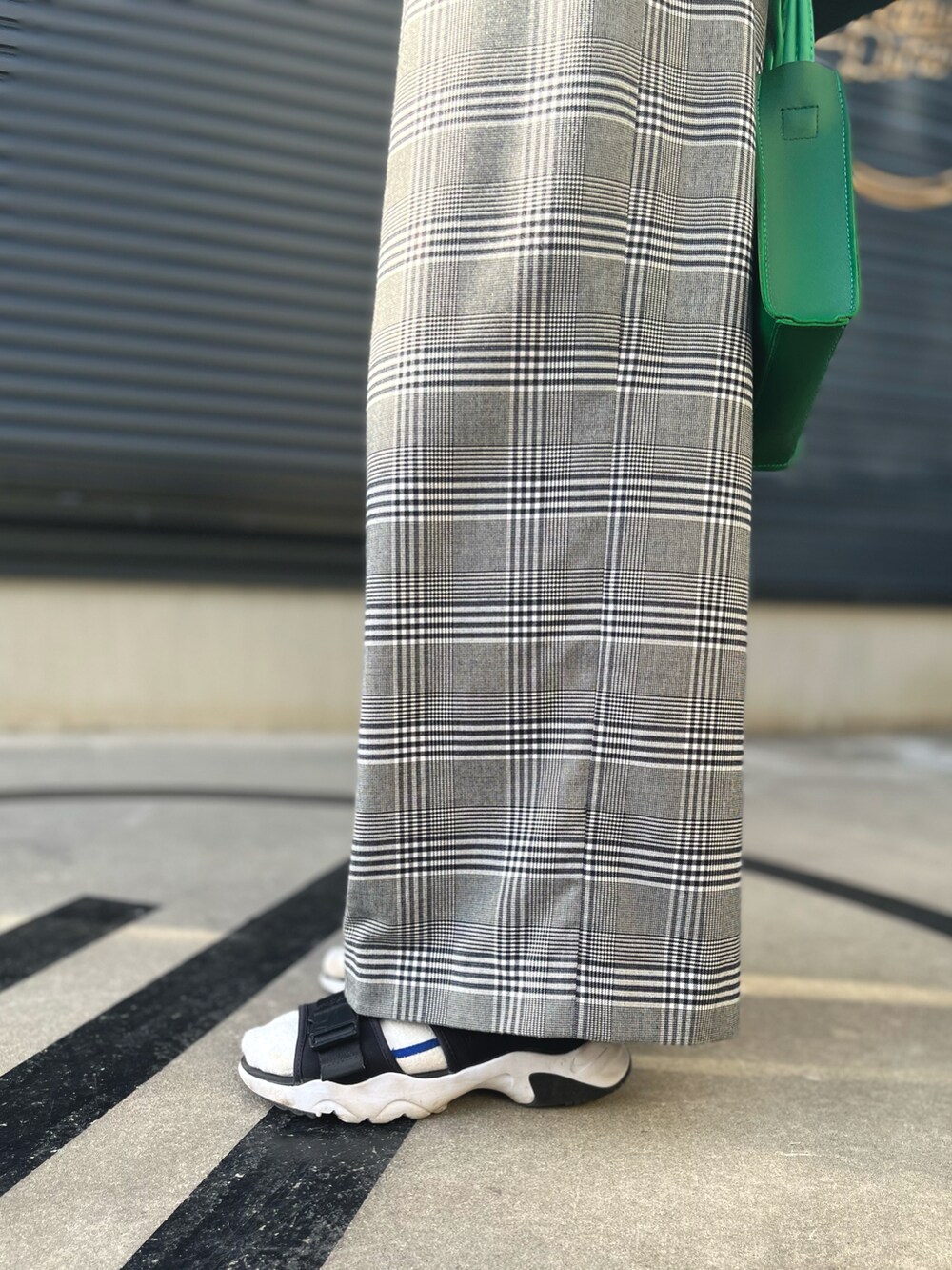 グリーン系のパーカー、その他のその他パンツ、ブラック系のサンダルを着用したメンズの秋コーディネートの3枚目の写真