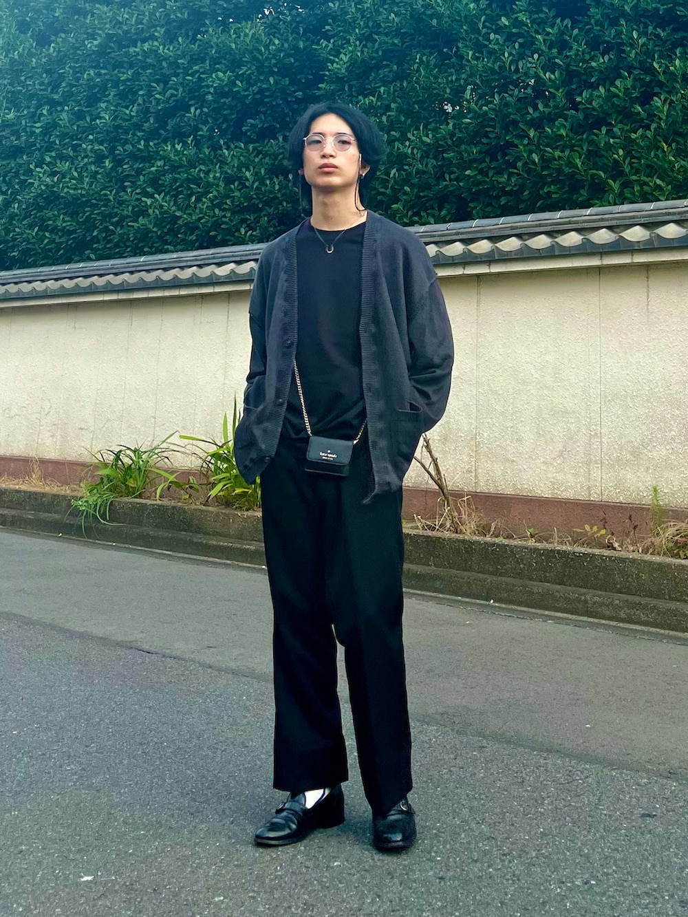 グレー系のカーディガン/ボレロ、ブラック系のスラックス、ブラック系のローファーを着用したメンズの秋コーディネートの2枚目の写真