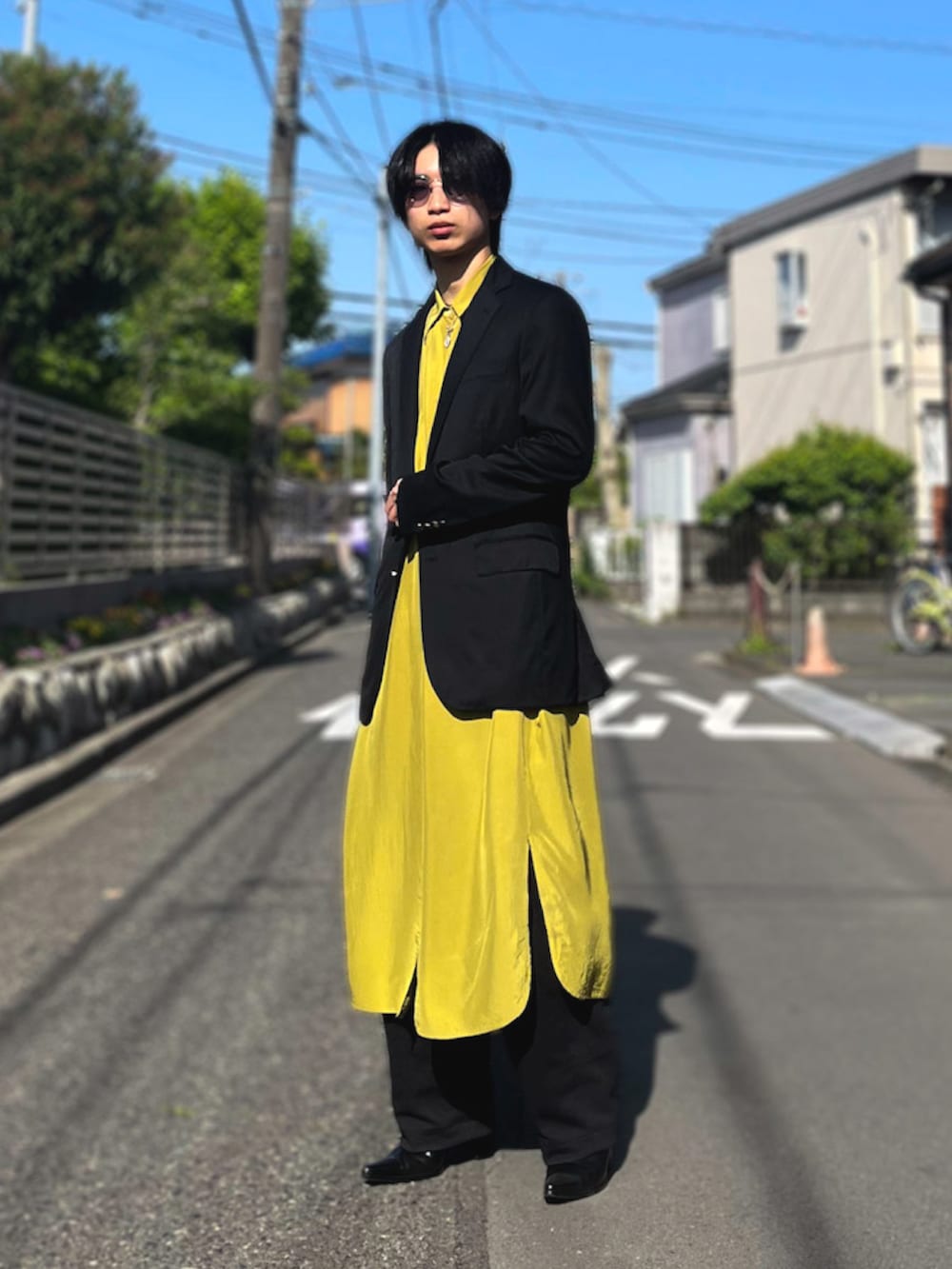 イエロー系のシャツワンピース、ブラック系のスウェットパンツ、ブラック系のブーツを着用したメンズの春コーディネートの2枚目の写真