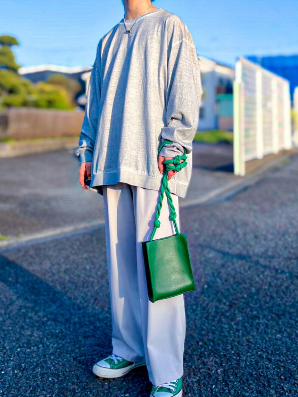 グリーン系のスニーカー、グリーン系のショルダーバッグ、グレー系のTシャツ/カットソーを着用したメンズの春コーディネートの5枚目の写真