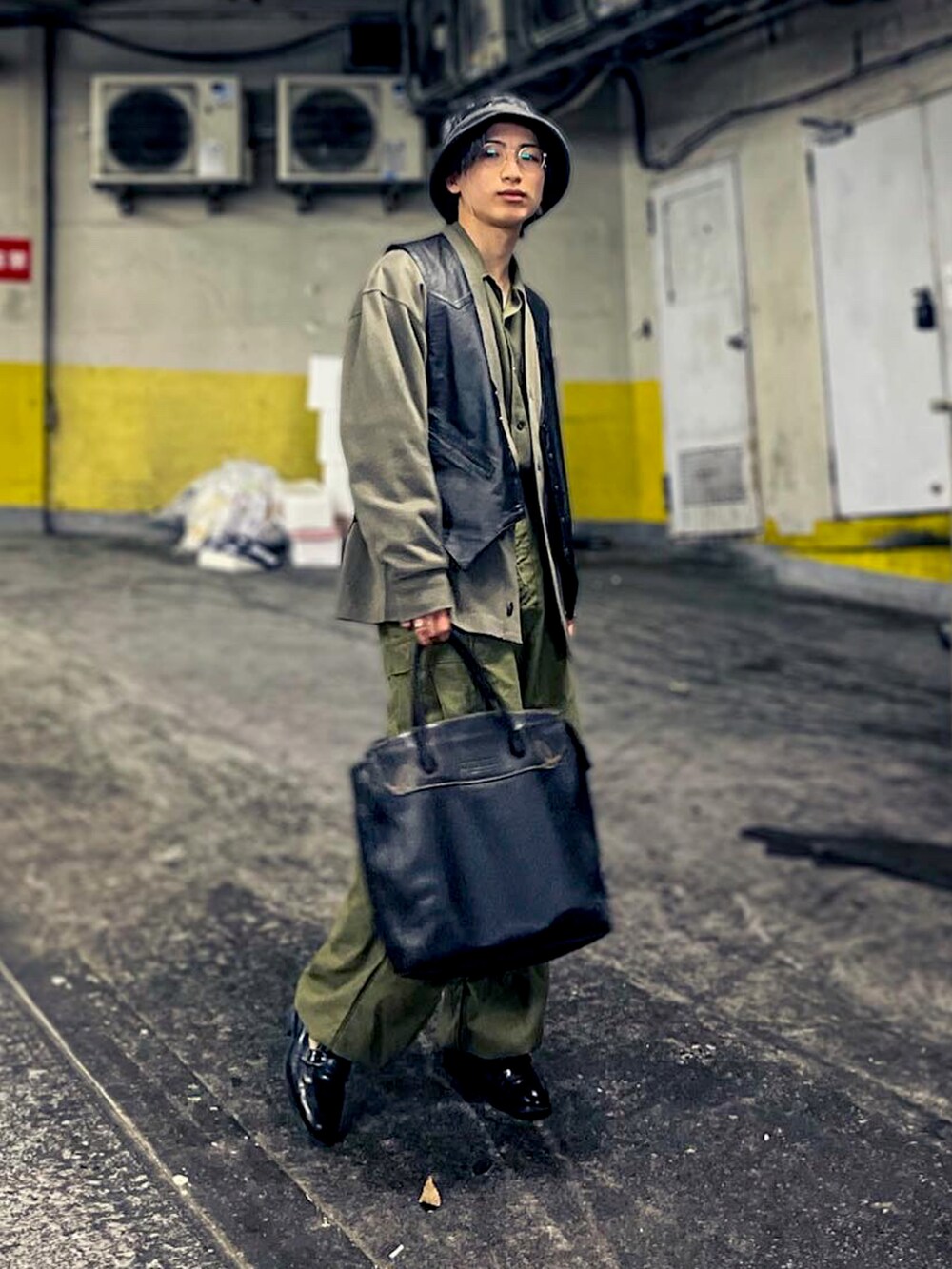 グリーン系のカーディガン/ボレロ、ブラック系のトートバッグ、ブラック系のローファーを着用したメンズの夏コーディネートの2枚目の写真