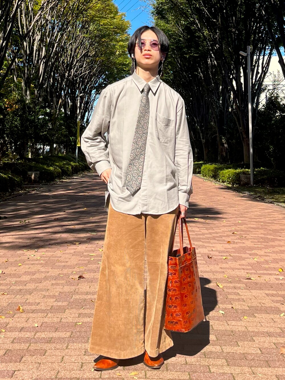 ベージュ系のシャツ/ブラウス、グリーン系のミリタリージャケット、ブラウン系のその他パンツを着用したメンズの秋コーディネートの5枚目の写真