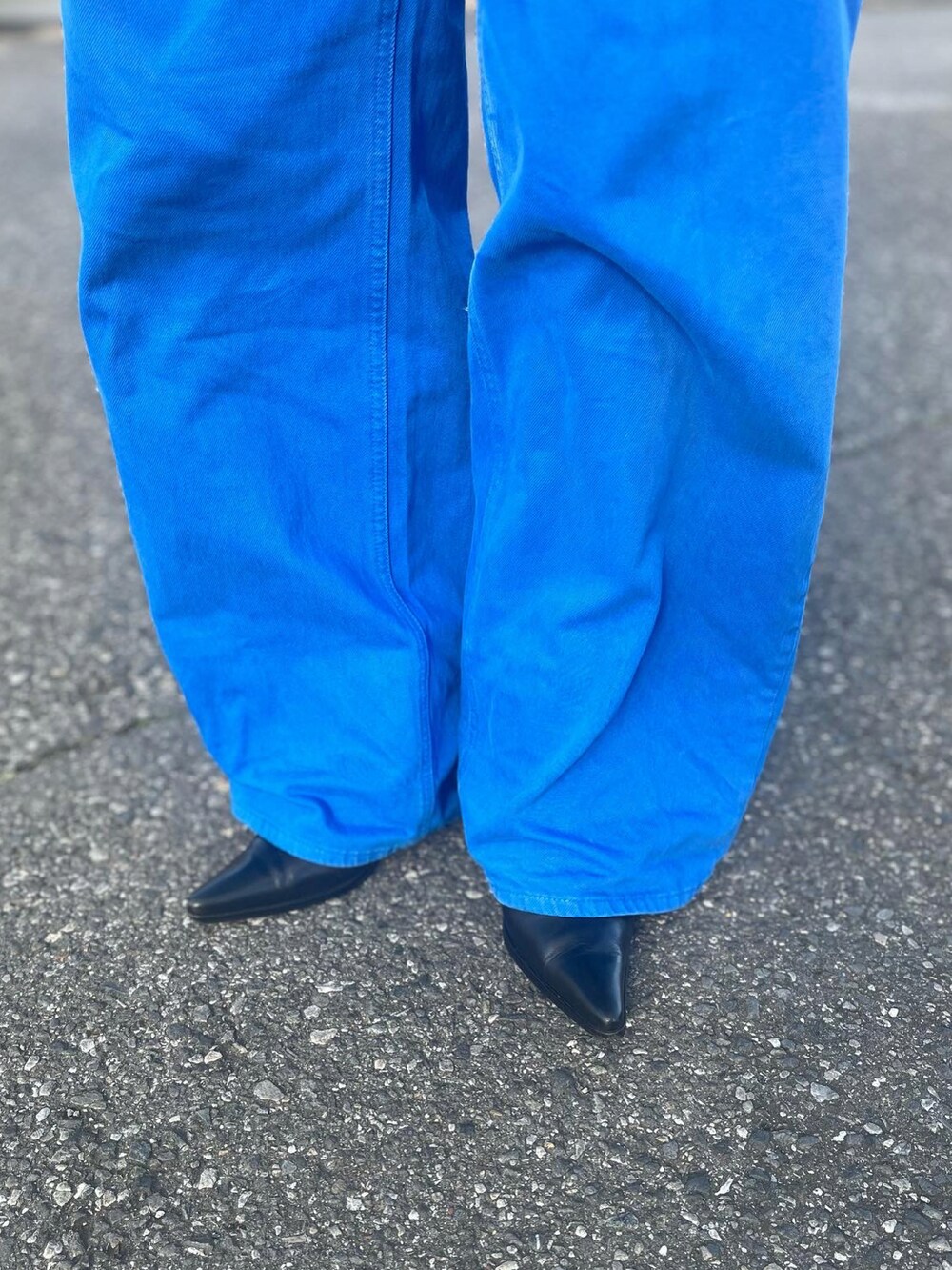 ブルー系のデニムパンツ、ブラック系のブーツ、ブルー系のシャツ/ブラウスを着用したメンズの冬コーディネートの5枚目の写真