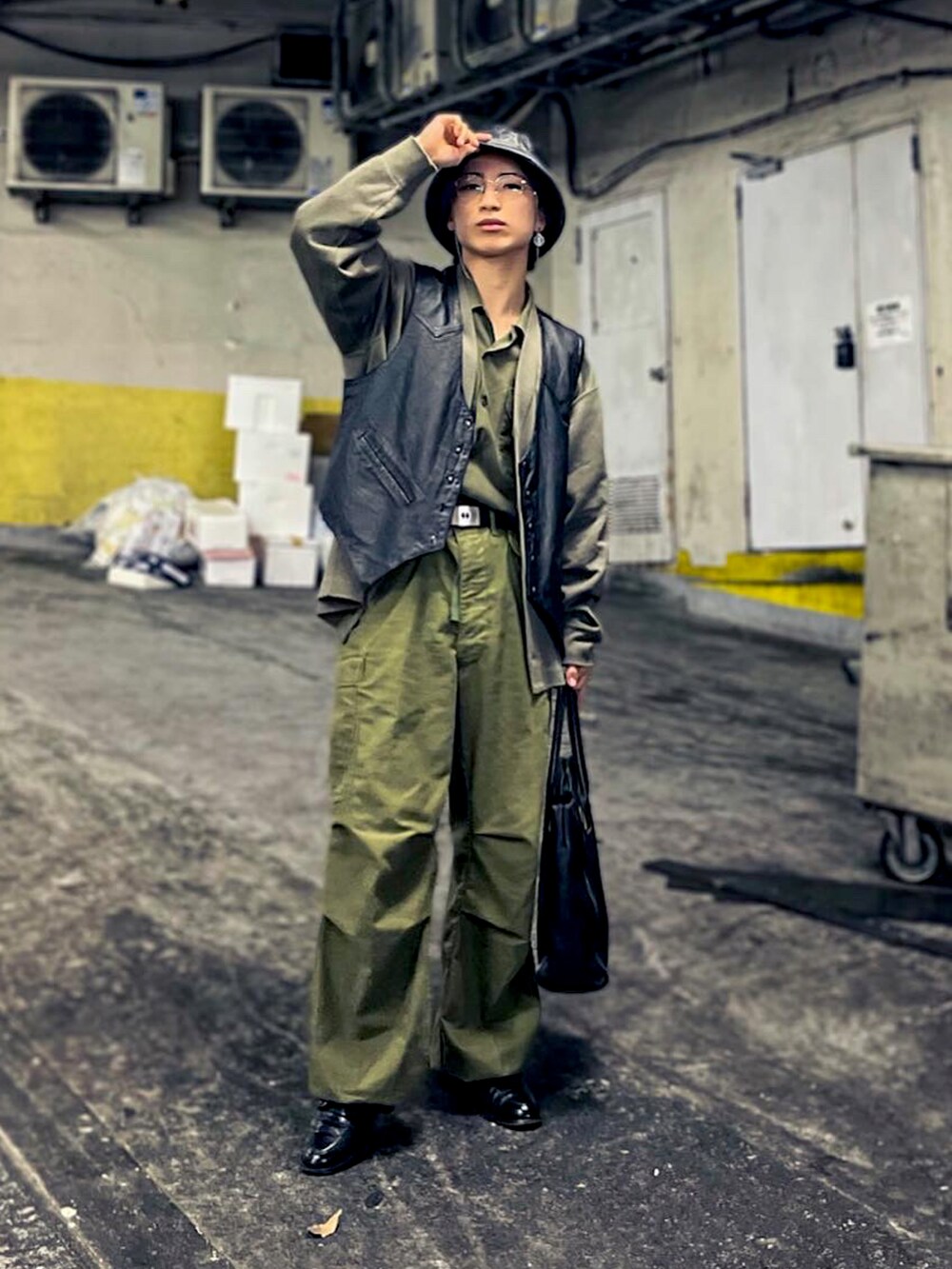 グリーン系のカーディガン/ボレロ、ブラック系のトートバッグ、ブラック系のローファーを着用したメンズの夏コーディネートの3枚目の写真