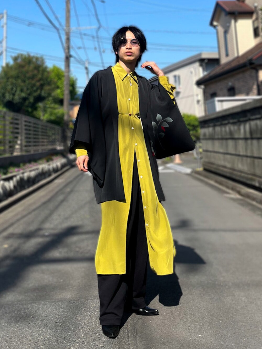 ブラック系のその他アウター、イエロー系のシャツワンピース、ブラック系のブーツを着用したメンズの春コーディネートの2枚目の写真