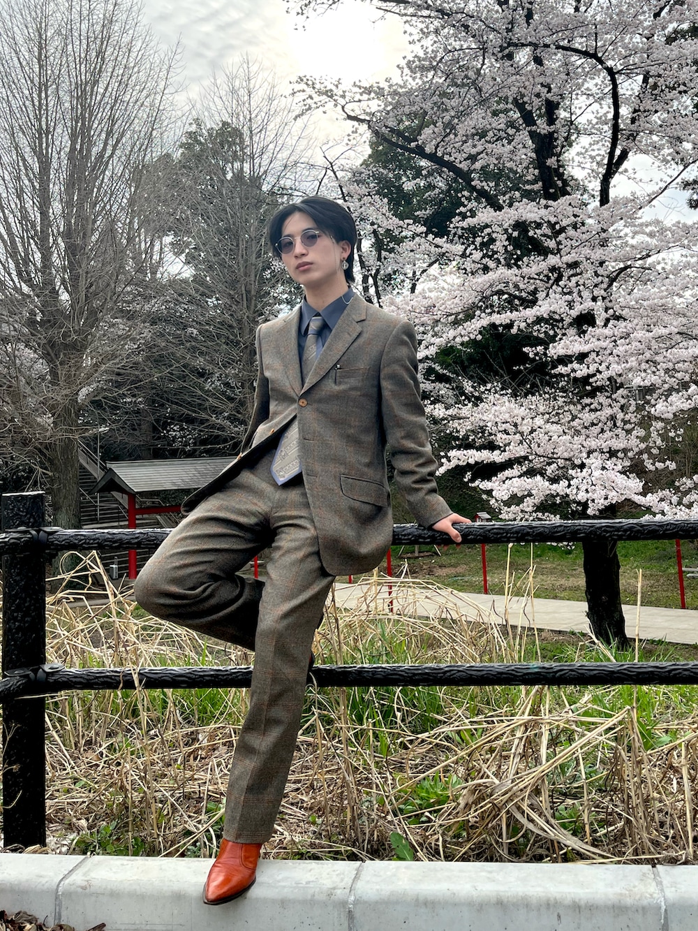 オレンジ系のブーツ、ブルー系のシャツ/ブラウス、ブラウン系のスーツセットを着用したメンズの春コーディネートの3枚目の写真