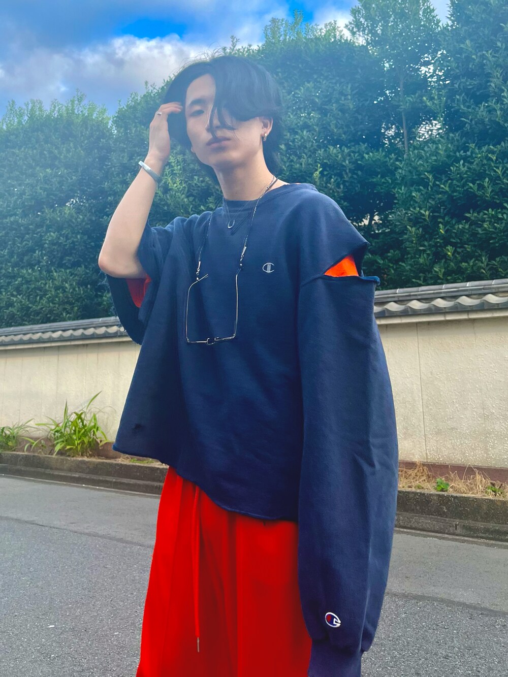 オレンジ系のTシャツ/カットソー、オレンジ系のその他パンツ、ブルー系のスウェットを着用したメンズの秋コーディネートの3枚目の写真