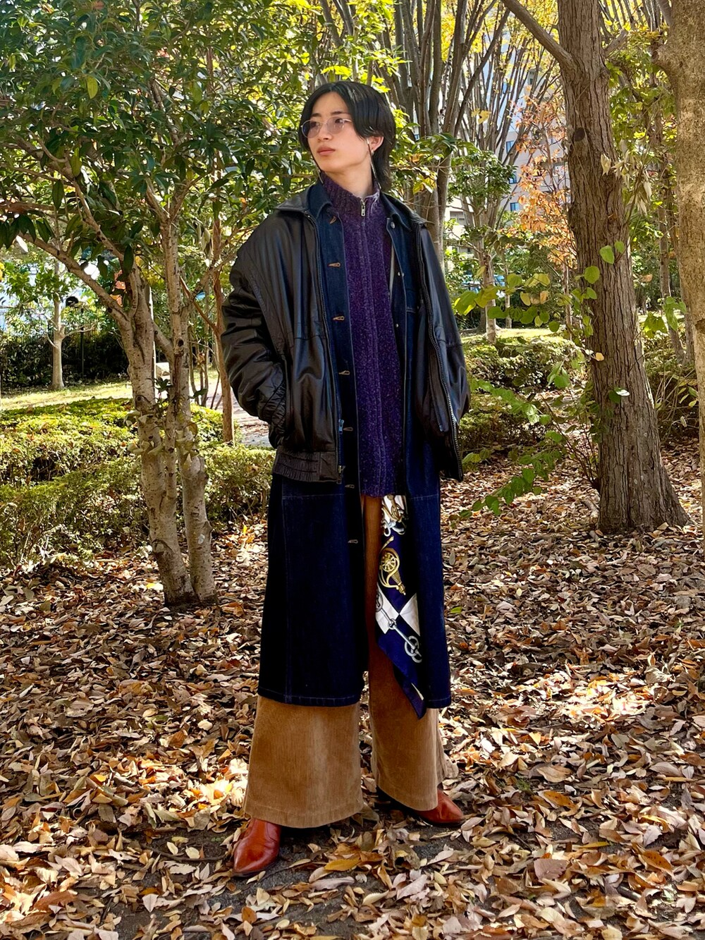 ブラウン系のその他パンツ、オレンジ系のブーツ、ブルー系のステンカラーコートを着用したメンズの秋コーディネートの2枚目の写真