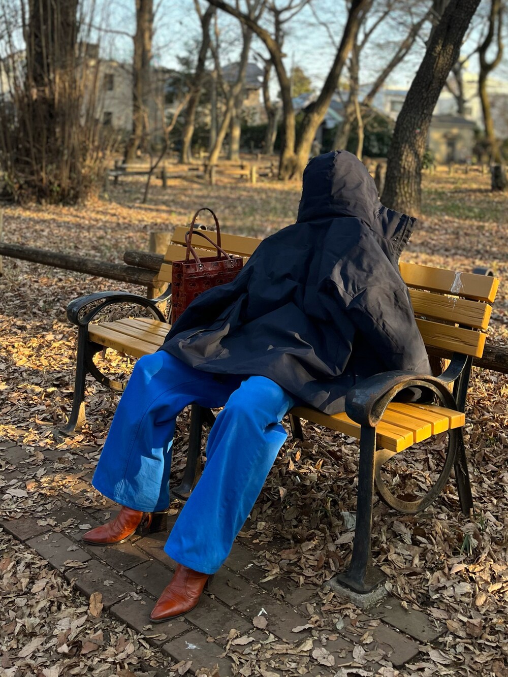 ブルー系のデニムパンツ、オレンジ系のブーツ、ブルー系のその他アウターを着用したメンズの冬コーディネートの5枚目の写真