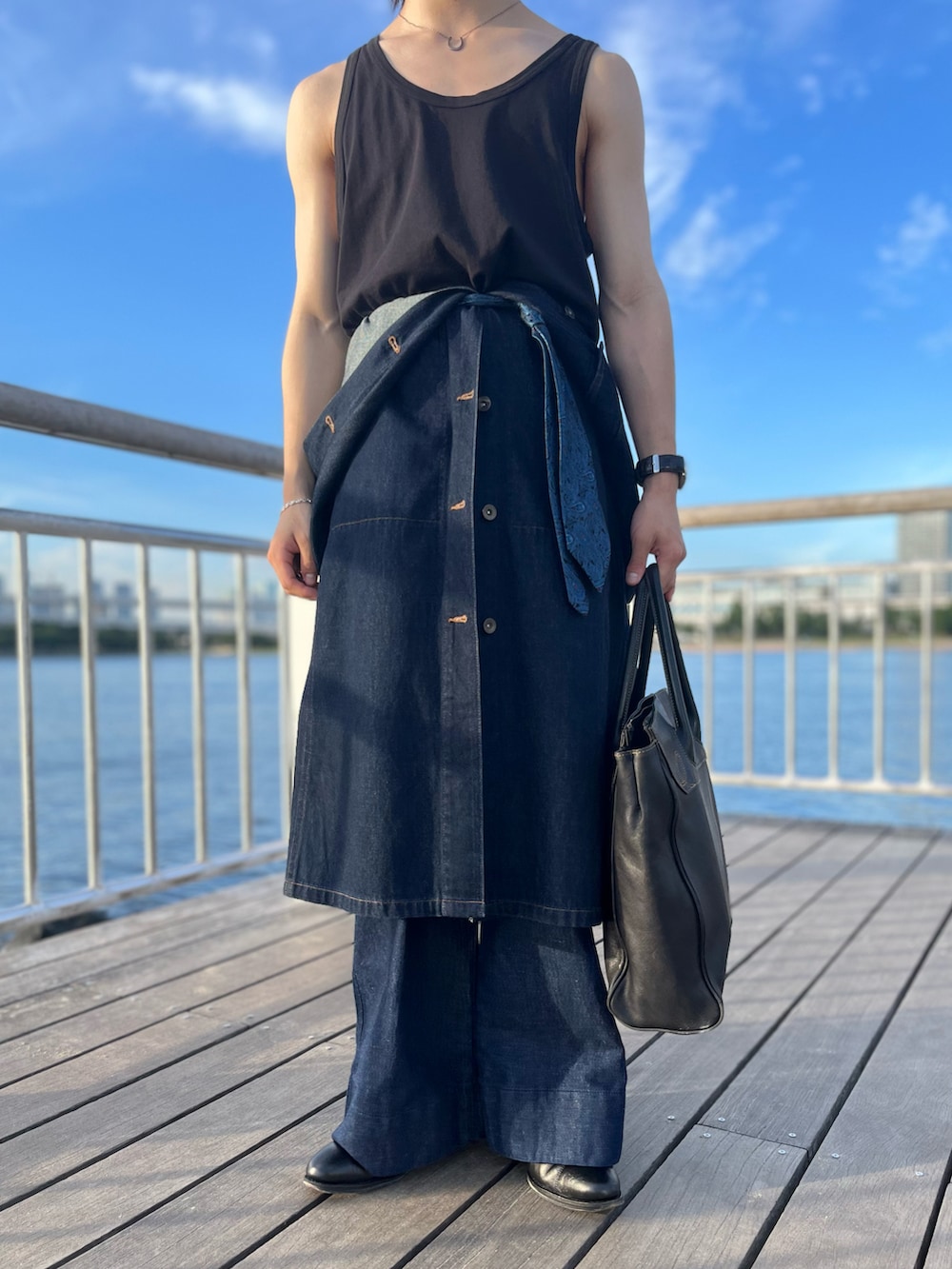 ブルー系のステンカラーコート、ブラック系のタンクトップ、ブラック系のトートバッグを着用したメンズの夏コーディネートの2枚目の写真