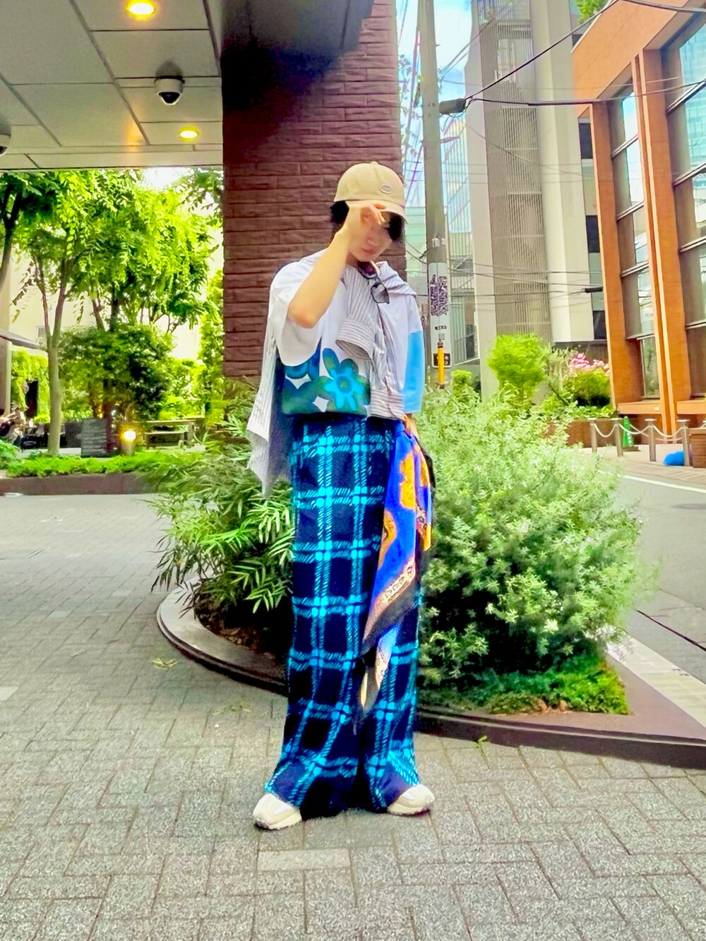 ブルー系のその他パンツ、ブルー系のTシャツ/カットソー、ホワイト系のスニーカーを着用したメンズの春コーディネートの2枚目の写真