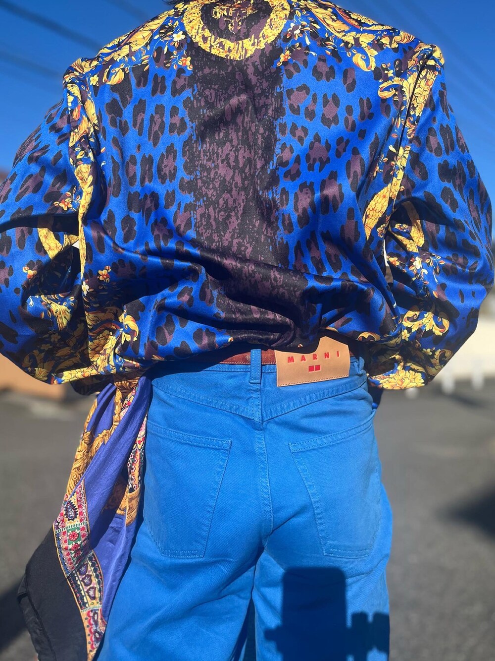 ブルー系のデニムパンツ、ブラック系のブーツ、ブルー系のシャツ/ブラウスを着用したメンズの冬コーディネートの4枚目の写真