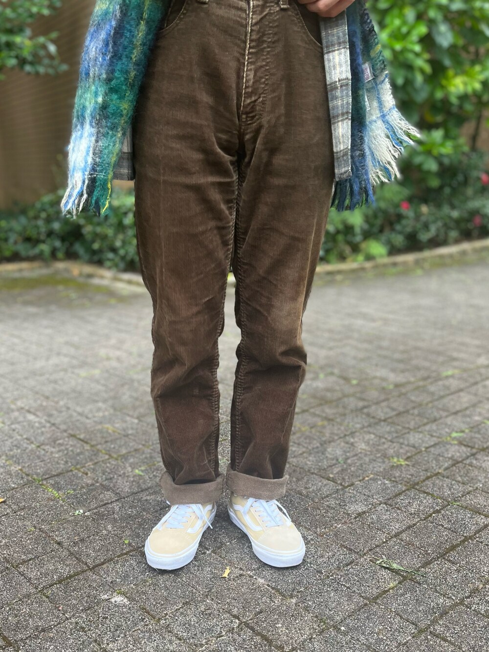 ブラウン系のその他パンツ、ベージュ系のスニーカー、その他のシャツ/ブラウスを着用したメンズの冬コーディネートの5枚目の写真