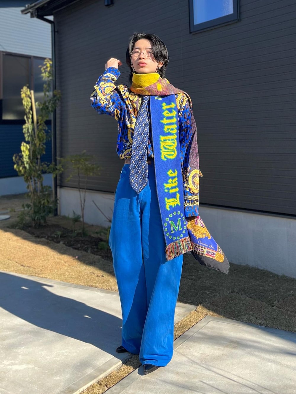 ブルー系のデニムパンツ、ブラック系のブーツ、ブルー系のシャツ/ブラウスを着用したメンズの冬コーディネートの3枚目の写真