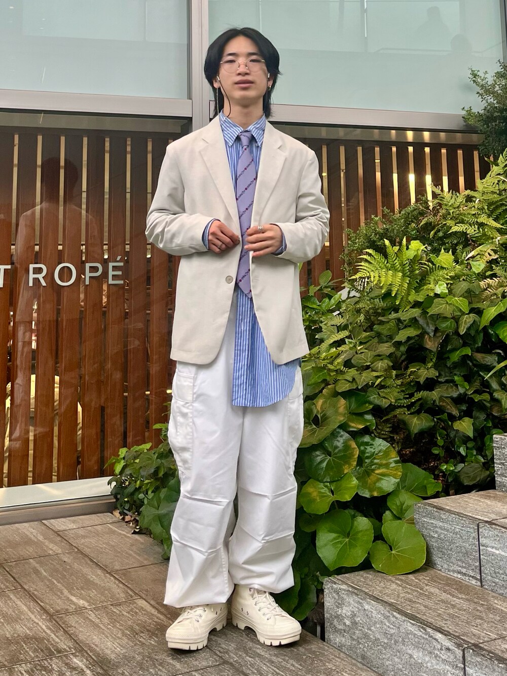 ホワイト系のテーラードジャケット、ブルー系のシャツ/ブラウス、ホワイト系のカーゴパンツを着用したメンズの冬コーディネートの4枚目の写真