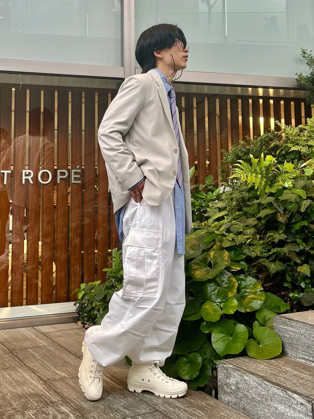 ホワイト系のテーラードジャケット、ブルー系のシャツ/ブラウス、ホワイト系のカーゴパンツを着用したメンズの冬コーディネートの3枚目の写真