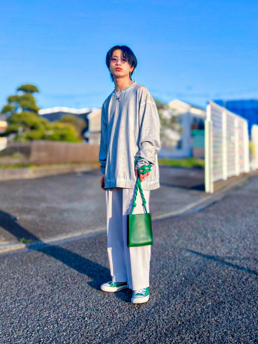 グリーン系のスニーカー、グリーン系のショルダーバッグ、グレー系のTシャツ/カットソーを着用したメンズの春コーディネートの3枚目の写真