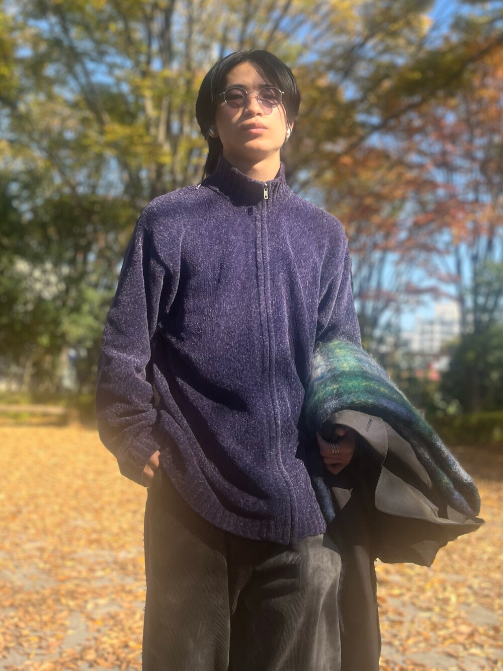 ブラック系のトレンチコート、ブラック系のスラックス、ブラック系のスニーカーを着用したメンズの冬コーディネートの4枚目の写真