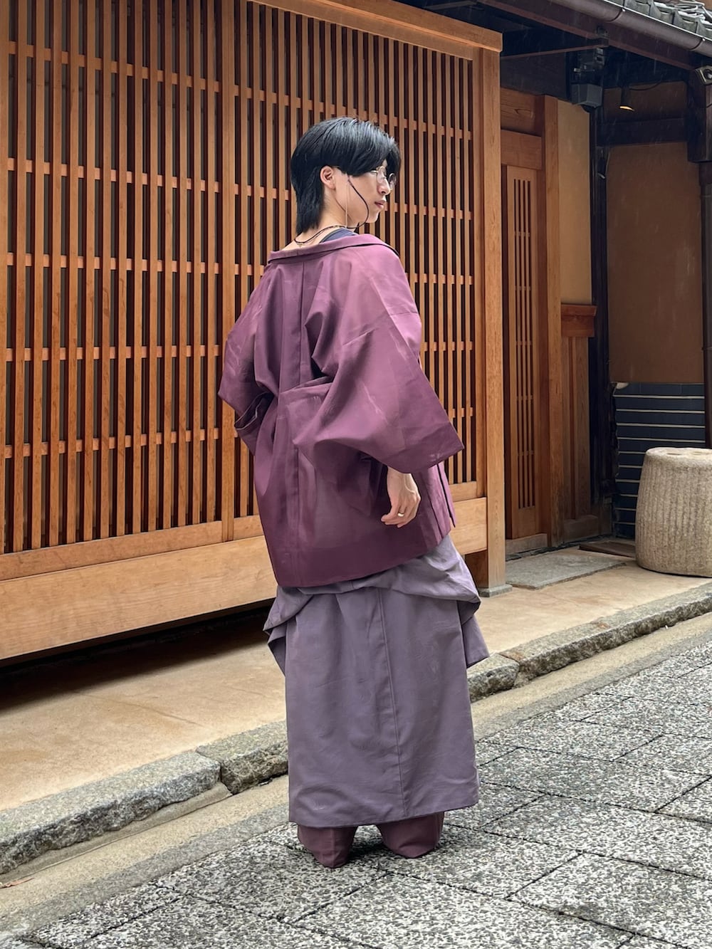 オレンジ系のブーツ、ブルー系のタンクトップ、ゴールド系のメガネを着用したメンズの秋コーディネートの3枚目の写真