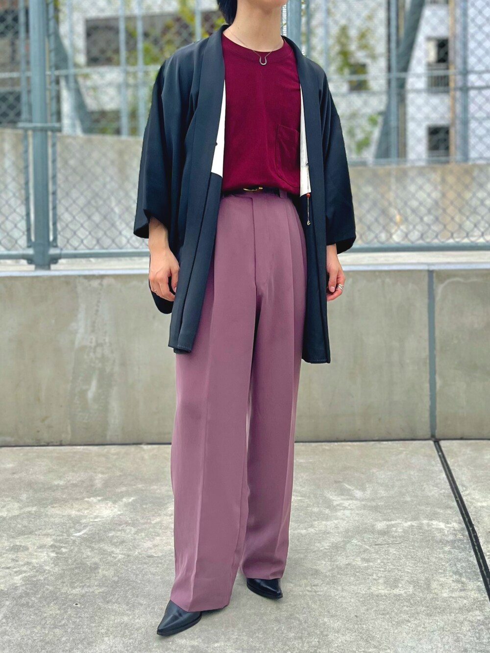 パープル系のスラックス、ブラック系のその他アウター、レッド系のTシャツ/カットソーを着用したメンズの秋コーディネートの3枚目の写真