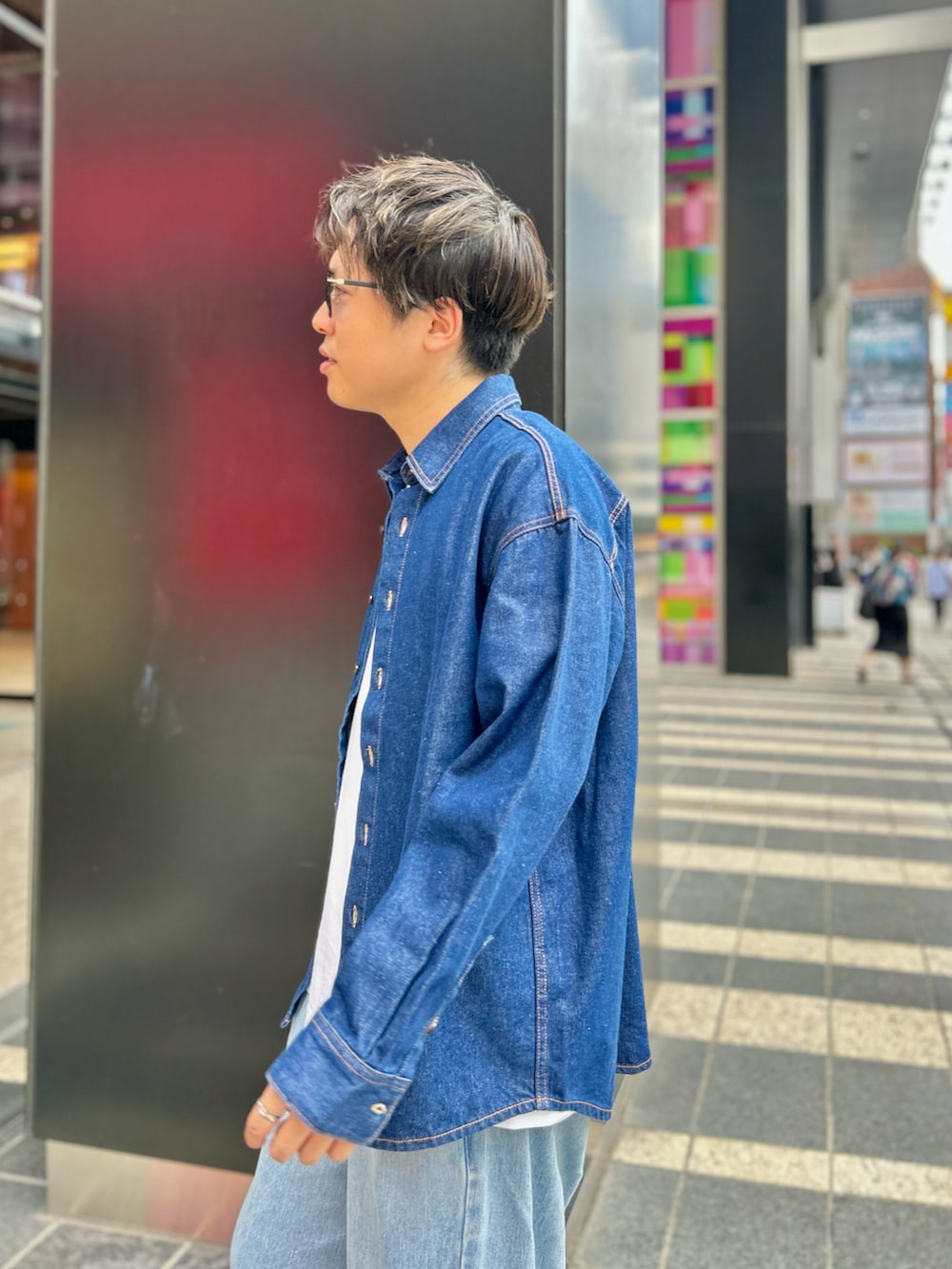 ホワイト系のTシャツ/カットソー、ブルー系のシャツ/ブラウス、ブルー系のデニムパンツを着用したメンズの秋コーディネートの2枚目の写真