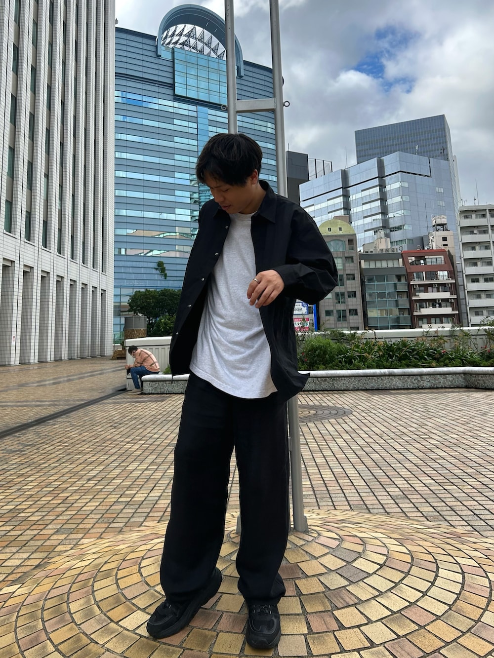 グレー系のシャツ/ブラウス、グレー系のTシャツ/カットソー、ブラック系のスラックスを着用したメンズの秋コーディネートの2枚目の写真